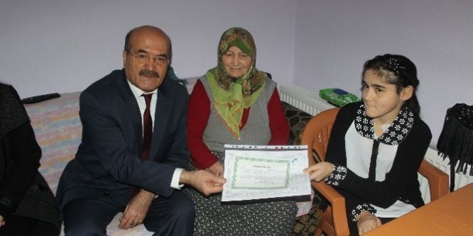 Engelli öğrenci karnesini evinde aldı