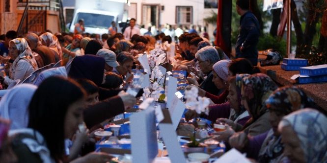 Konak’ta ilk iftar sofrası Yeşiltepe’de kuruldu
