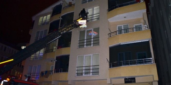 Mahsur kalan felçli kadını itfaiye kurtardı