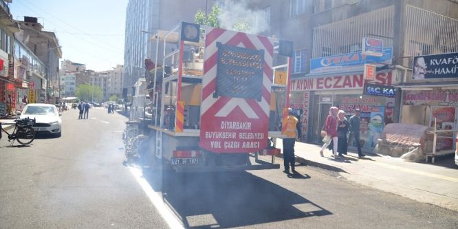 Asfaltlanan sokaklara yol çizgileri çizildi
