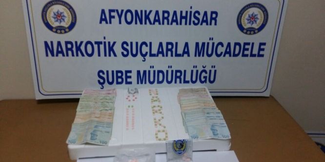 Polis zehir tacirlerini uyuşturucu parası ile yakaladı