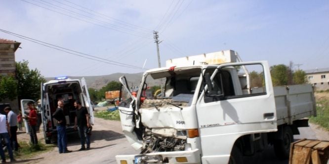 Kamyonet kepçeye çarptı: 2 yaralı