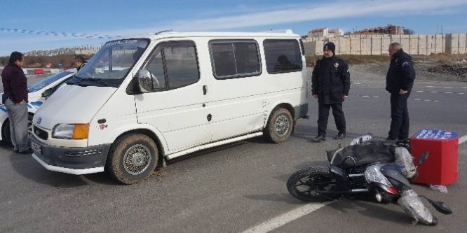 Minibüs ve motosiklet çarpıştı: 1 yaralı