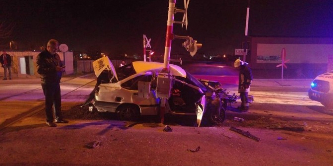 Otomobil yolcu trenine çarptı: 1 kişi yaralı