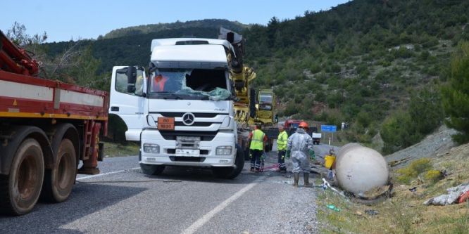 Manisa’da asit yüklü tanker devrildi