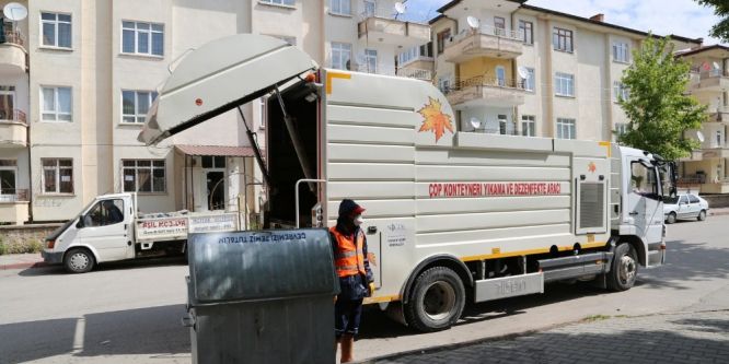 Niğde Belediyesi çöp konteynırlarını temizliyor
