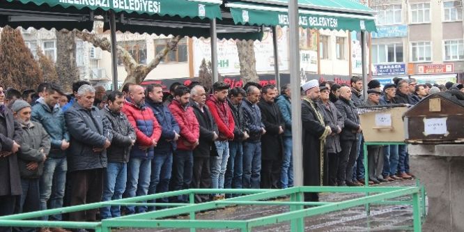 Hayatını kaybeden işçi toprağa verildi