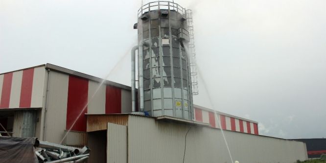 Ahşap fabrikasında çıkan yangın paniğe yol açtı