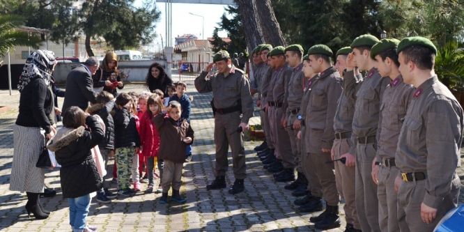 Minik öğrenciler jandarmanın misafiri oldu