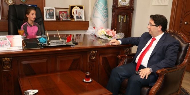 Başkan Yazgı koltuğunu öğrencilere bıraktı