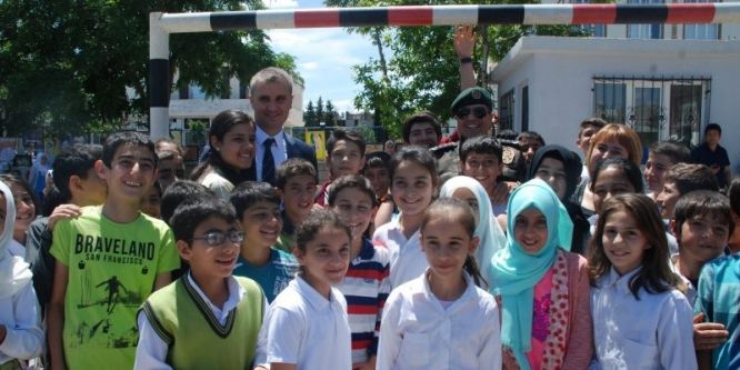 Öğrenciler resim sergisi ve kermes açtı