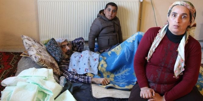 Felçli hasta yardım bekliyor