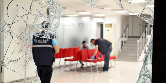 Antalya’da banka şubesine baltayla zarar veren şahıs teslim oldu