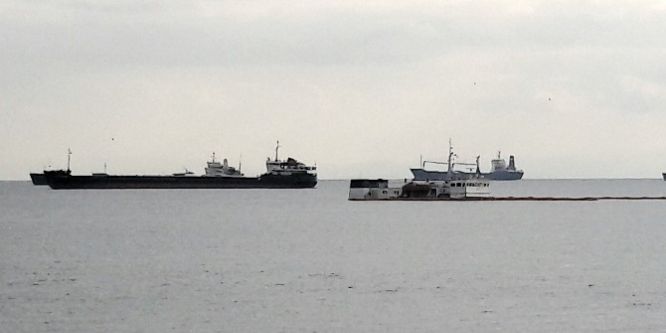 Zeytinburnu açıklarında batan geminin çevresindeki çalışmalar sürüyor