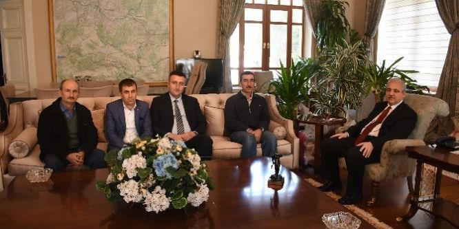 Somalı muhtarlar Vali Güvençer’e madenci heykeli hediye etti