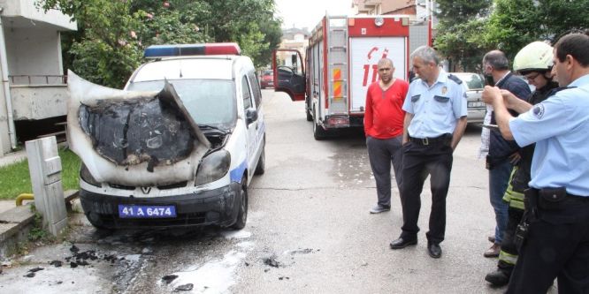 Park halindeki polis aracı yanarak küle döndü