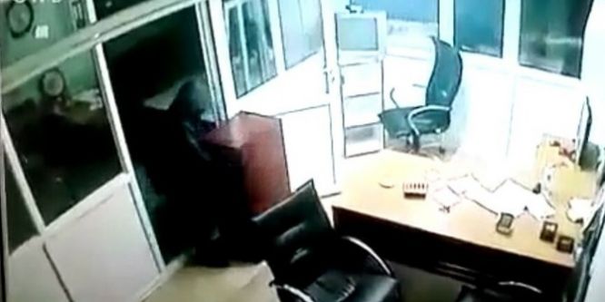 150 kiloluk kasayı tek başına taşıdı