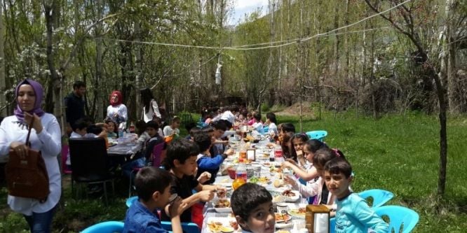 Sınırdaki öğrencilere kır gezisi