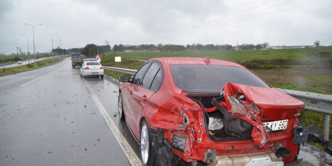 Karşı şeride geçen otomobil sürücüsü ölümden döndü