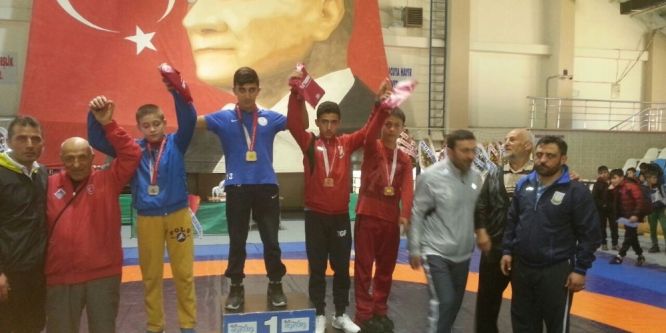 Şanlıurfalı küçük güreşçilerden büyük başarı