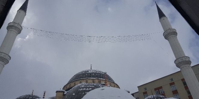 Tatvan’da kar yağışı başladı