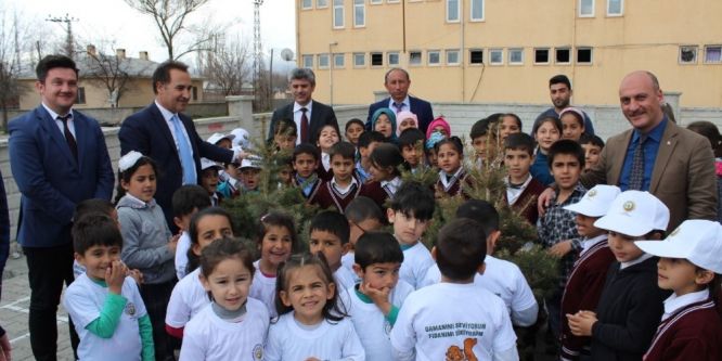 Köy okulu bahçesine fidan dikimi