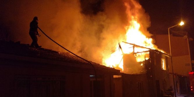 Fatih’te 2 katlı gecekondu küle döndü