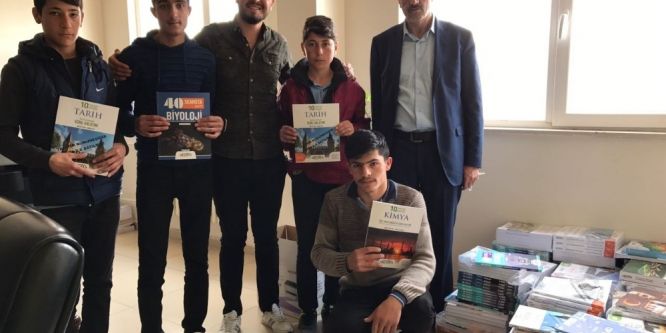 Kitap satarak öğrencilere kitap alıyorlar