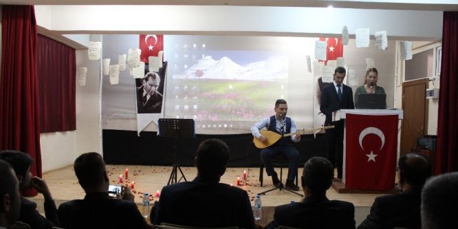 Hamur’da şiir ve müzik dinletisi