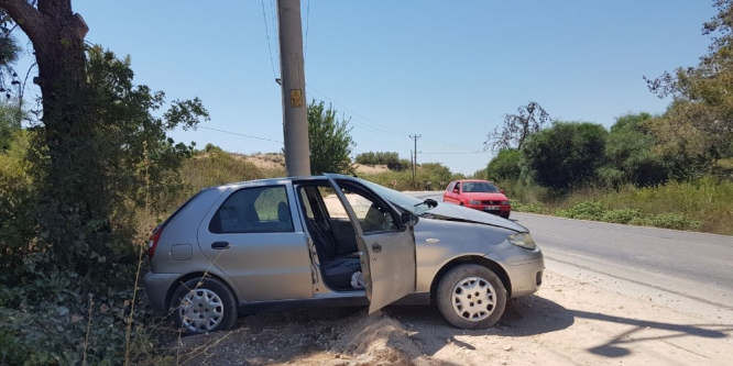 Antalya’da otomobil direğe çarptı: 1 yaralı