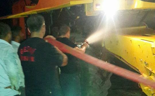 Alev alan biçerdöver itfaiye ekiplerince söndürüldü