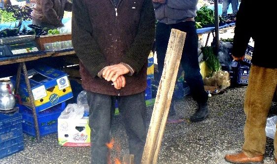 Nisan ayında pazarcılar ateşle ısındı