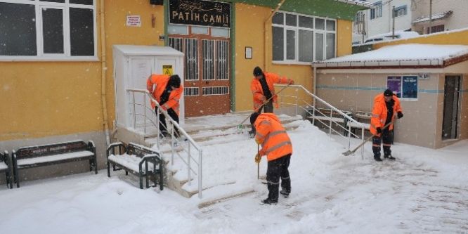 Cuma namazı öncesinde kar temizliği yapıldı