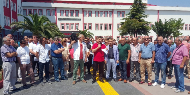 Sağlık çalışanları doktorun darp edildiği hastane önünde eylem yaptı