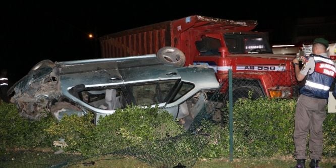 Otomobil kamyona çarptı: 1’i ağır 5 yaralı