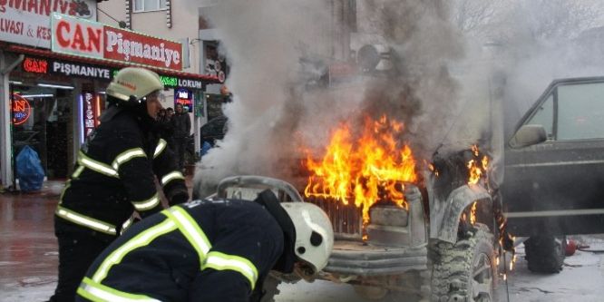 Seyir halindeki arazi aracı alev alev yandı