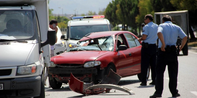 Ehliyetsiz sürücü kaza yaptı: 3 yaralı
