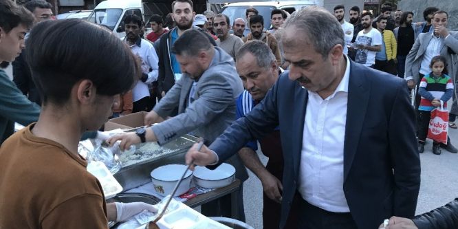Başkan Dinç iftar yemeği dağıttı