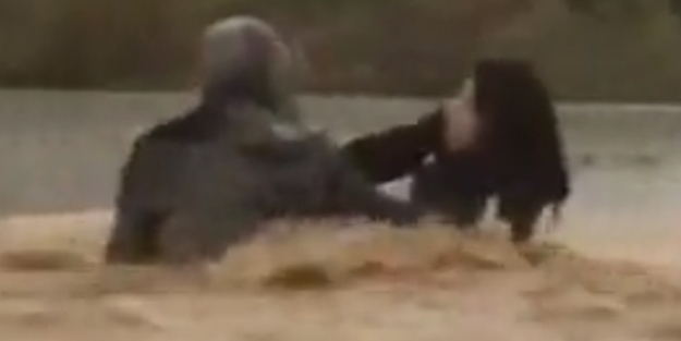 Baba ve kızı sel sularına kapıldı