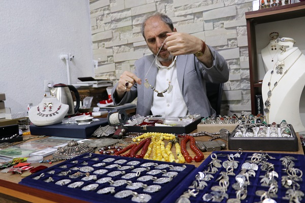 Baba mesleğini sürdürmek için köy köy geziyor!