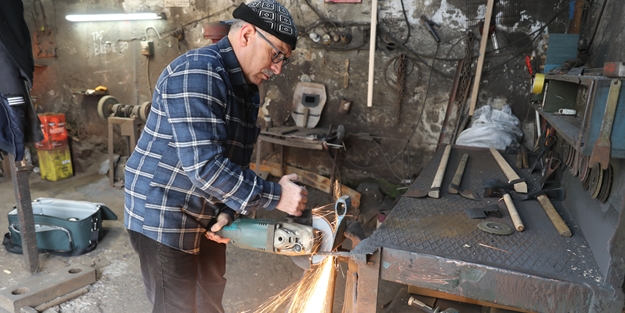 Baba mesleğini yaşatmak için 34 yıldır demire şekil veriyor