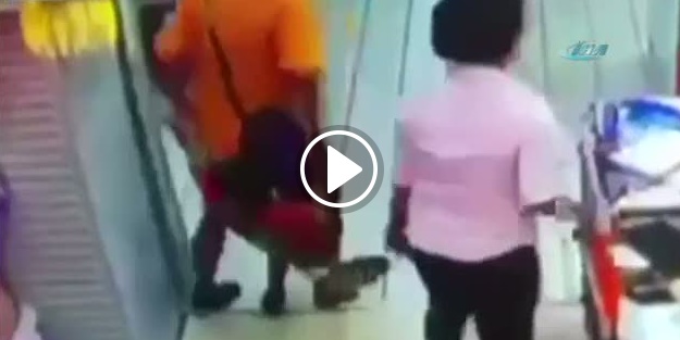 Baba, oğlunun üstüne düştü!