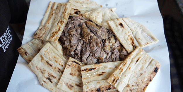 Baba oğul Denizli'nin tescilli kebabını tanıtmak için el ele verdi