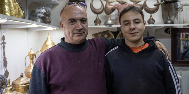 Baba-oğul kalemkarlık zanaatını yaşatmaya çalışıyor