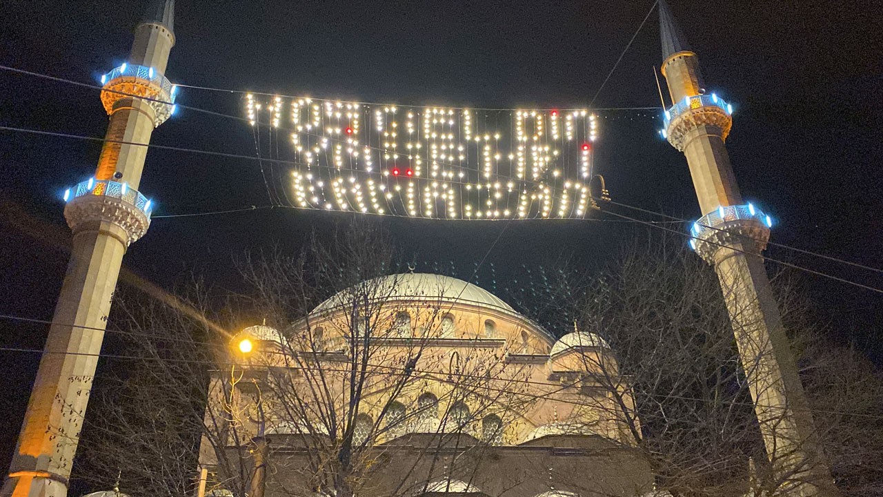 Baba-oğul mahya geleneğini yaşatıyor