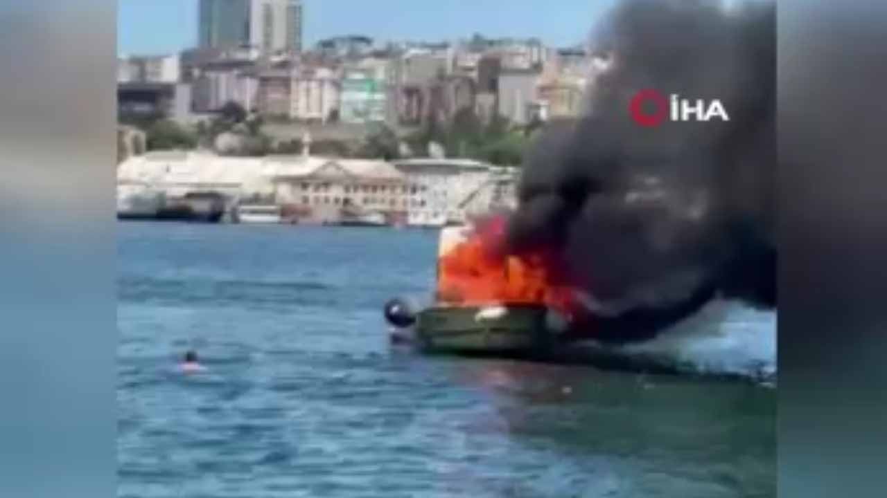 Baba oğul yanan tekneden son anda atlayarak kurtuldu
