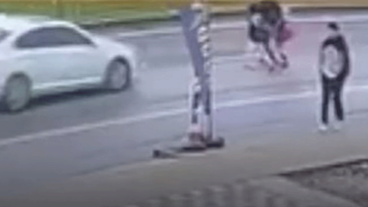 Baba ve iki çocuğuna otomobilin çarpması böyle görüntülendi!