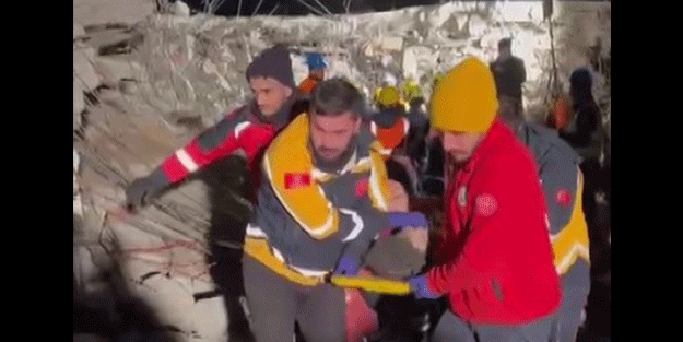 Baba ve kızı depremin 71. saatinde yaralı olarak kurtarıldı