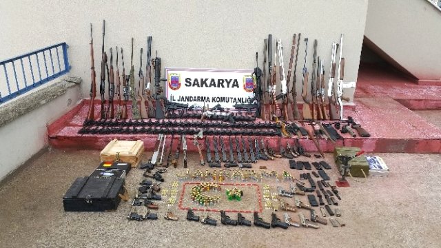 Evlerinden cephanelik çıktı