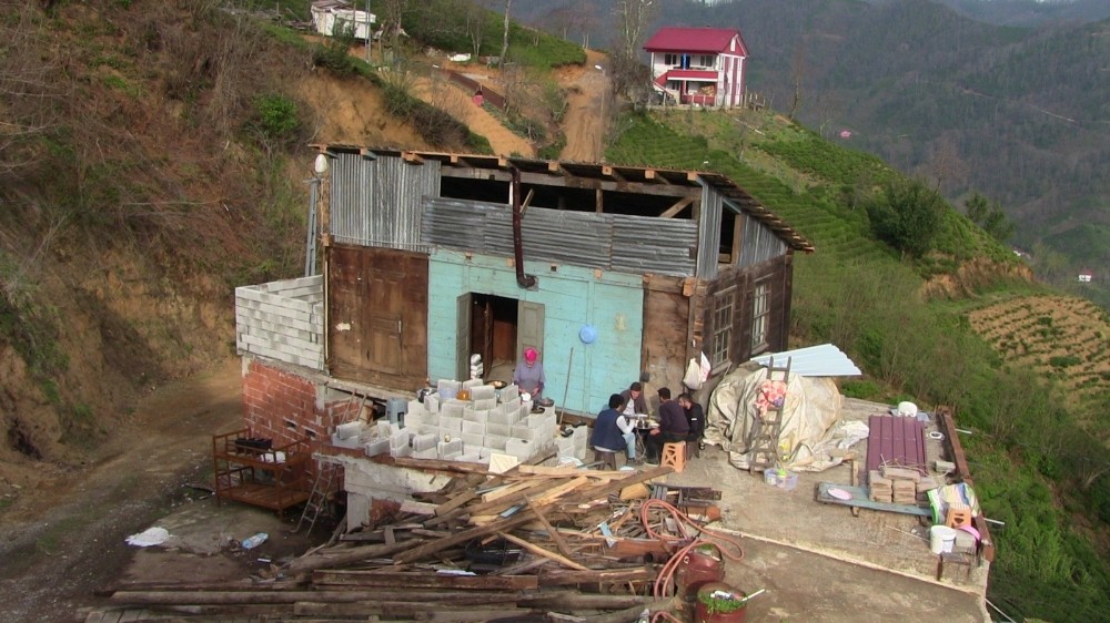 Baba yadigarı evi yıkmaya kıyamadı, vinçle 50 metrelik mesafedeki bal evinin üzerine kondurdu 